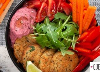 Άκης Πετρετζίκης: Falafel bowl με χούμους με παντζάρι