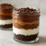Σοκολατένιο cheesecake σε ποτήρι με στρώσεις γιαουρτιού, φυστικοβούτυρου και τριμμένου μπισκότου