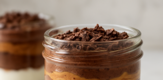 Σοκολατένιο cheesecake σε ποτήρι με στρώσεις γιαουρτιού, φυστικοβούτυρου και τριμμένου μπισκότου