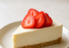 Υψηλής πρωτεΐνης cheesecake με φράουλες σε πιάτο