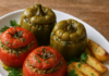 Γεμιστά για meal prep: το απόλυτο καλοκαιρινό μαγειρευτό που κρατάει 3 μέρες Καλοκαιρινά γεμιστά σε πιατέλα με ντομάτες, πιπεριές, μυρωδικά και ελαιόλαδο