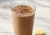 Δροσερό σοκολατένιο protein shake για το καλοκαίρι με μπανάνα και φυστικοβούτυρο Δροσερό σοκολατένιο protein shake με μπανάνα σε ποτήρι με πάγο