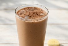 Δροσερό σοκολατένιο protein shake για το καλοκαίρι με μπανάνα και φυστικοβούτυρο Δροσερό σοκολατένιο protein shake με μπανάνα σε ποτήρι με πάγο
