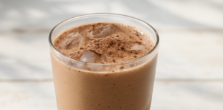 Δροσερό σοκολατένιο protein shake με μπανάνα σε ποτήρι με πάγο
