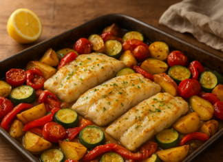 Meal prep με ψάρι στο ταψί και λαχανικά: εύκολο, υγιεινό και πεντανόστιμο Ταψί με ψητό ψάρι, πατάτες και πολύχρωμα λαχανικά, έτοιμο για meal prep