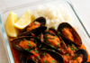 Meal prep μύδια με ντομάτα και φρέσκα μυρωδικά: δροσερό καλοκαιρινό πιάτο για όλη την εβδομάδα Μύδια μαγειρεμένα με ντομάτα και φρέσκα μυρωδικά σε μπολ meal prep