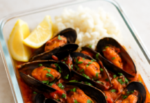 Meal prep μύδια με ντομάτα και φρέσκα μυρωδικά: δροσερό καλοκαιρινό πιάτο για όλη την εβδομάδα Μύδια μαγειρεμένα με ντομάτα και φρέσκα μυρωδικά σε μπολ meal prep